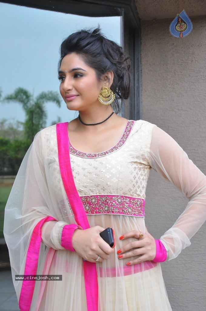 Ragini Dwivedi Hot Stills - 49 / 141 photos