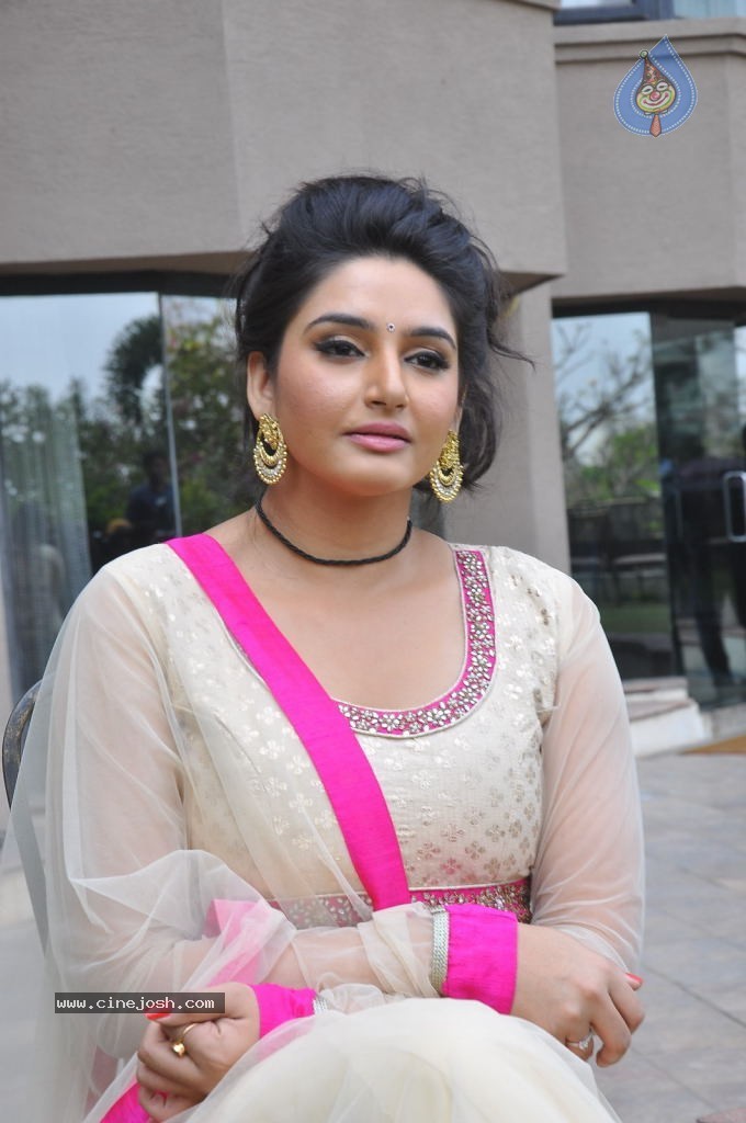 Ragini Dwivedi Hot Stills - 50 / 141 photos