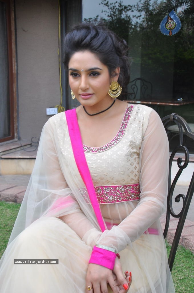 Ragini Dwivedi Hot Stills - 52 / 141 photos