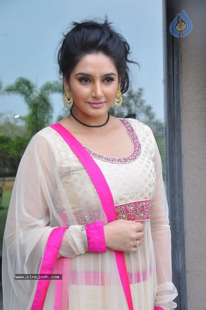 Ragini Dwivedi Hot Stills - 55 / 141 photos