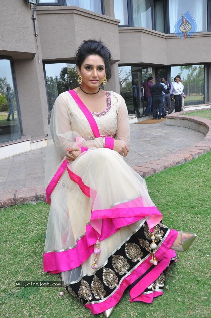 Ragini Dwivedi Hot Stills - 56 / 141 photos