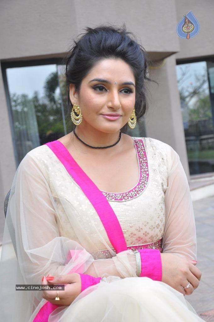 Ragini Dwivedi Hot Stills - 65 / 141 photos