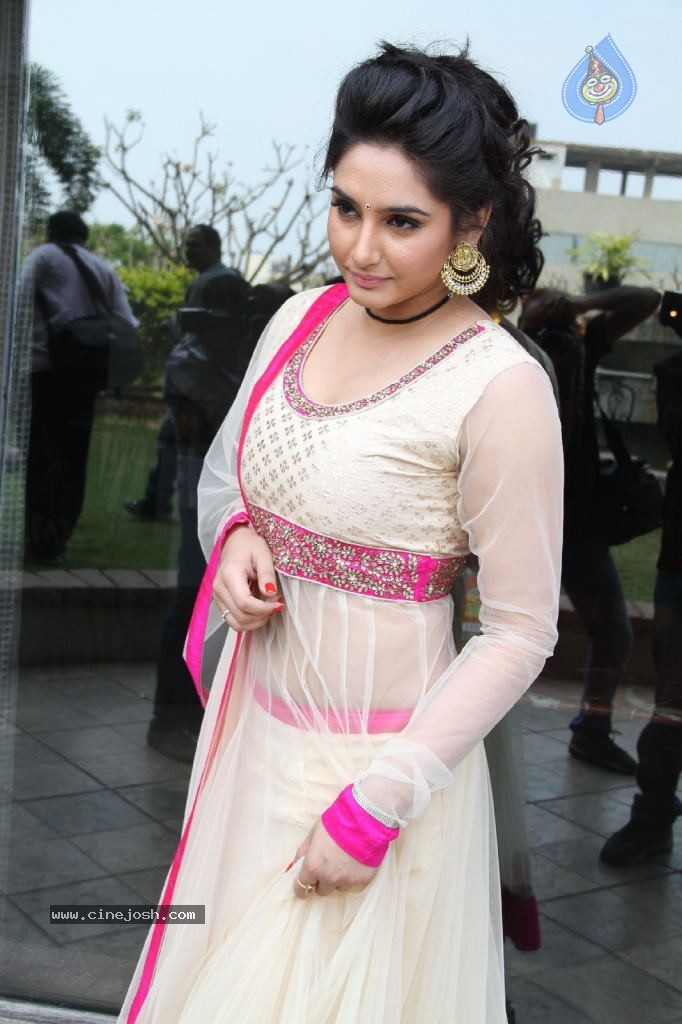 Ragini Dwivedi Hot Stills - 67 / 141 photos