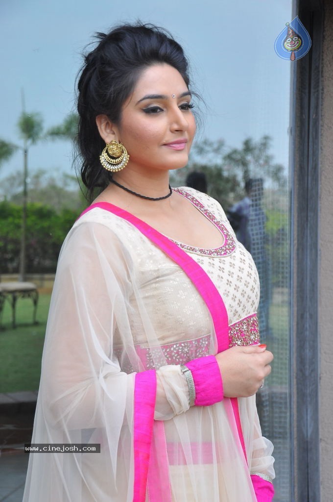 Ragini Dwivedi Hot Stills - 69 / 141 photos