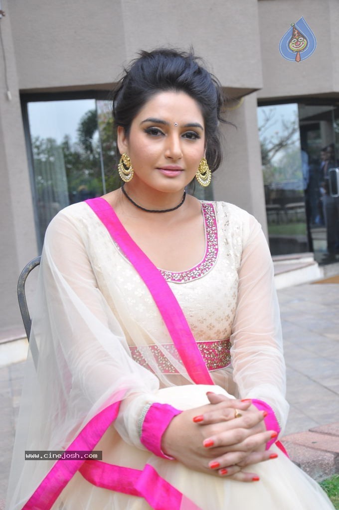 Ragini Dwivedi Hot Stills - 71 / 141 photos