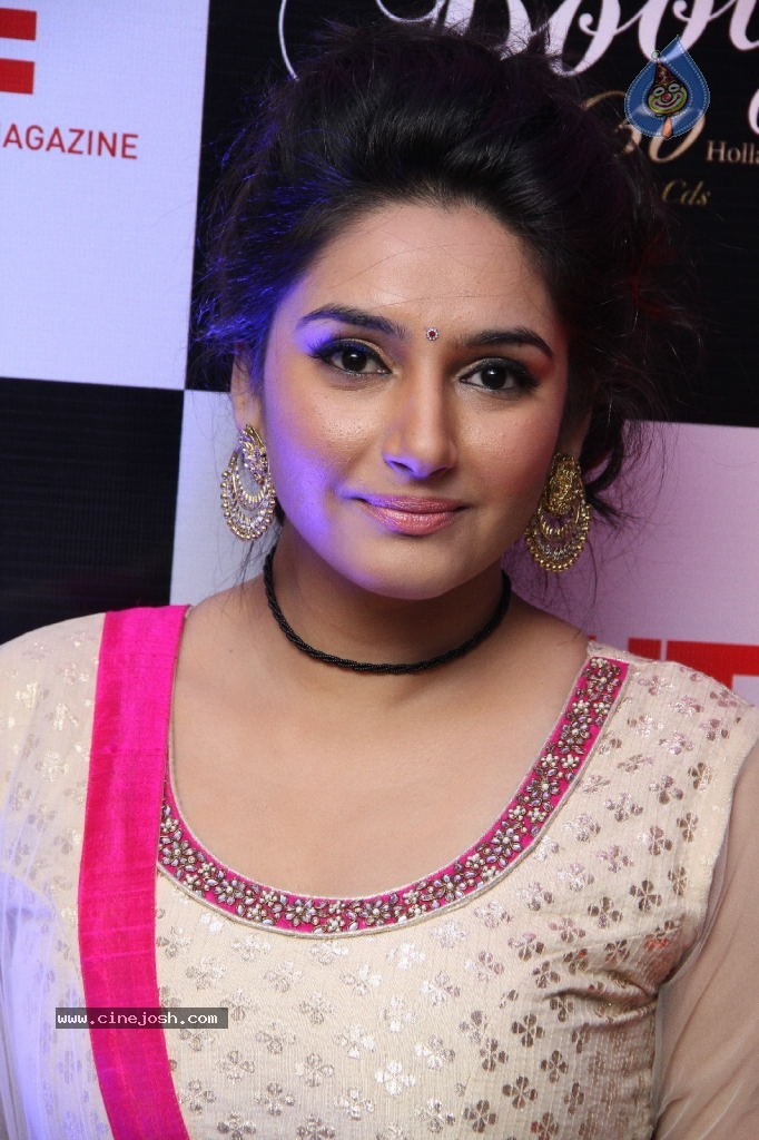 Ragini Dwivedi Hot Stills - 77 / 141 photos