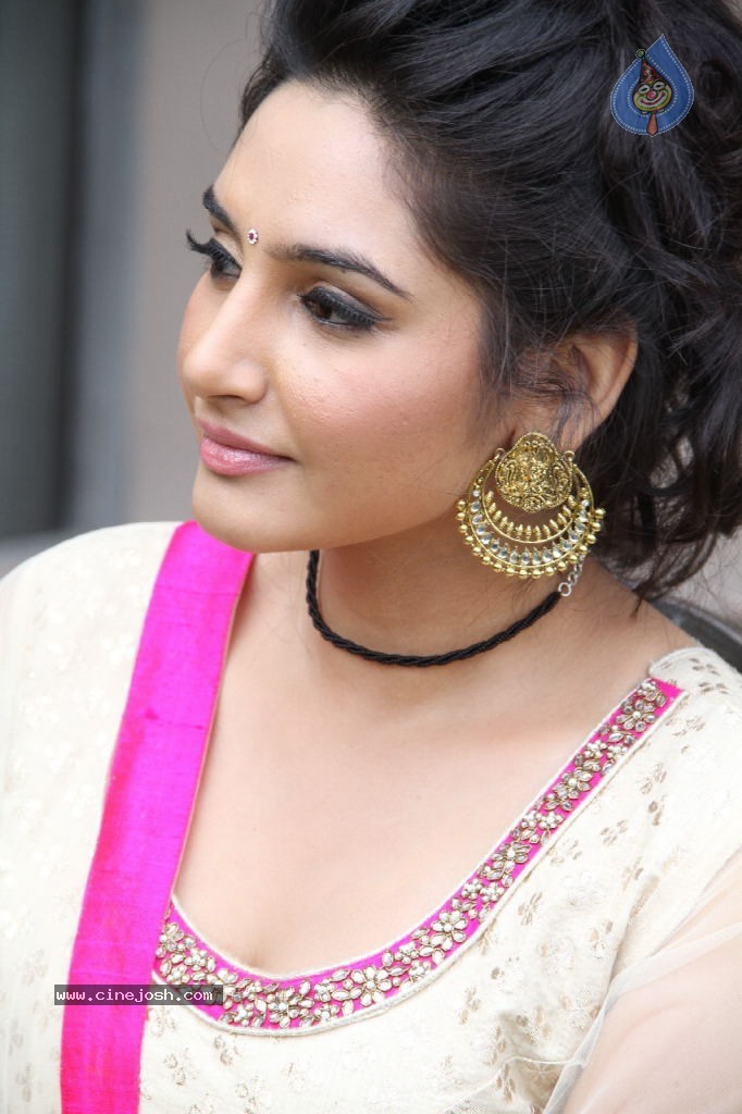 Ragini Dwivedi Hot Stills - 78 / 141 photos