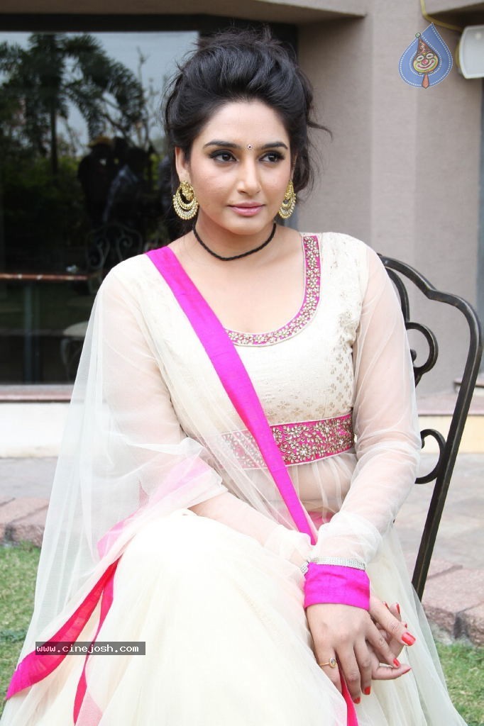 Ragini Dwivedi Hot Stills - 79 / 141 photos