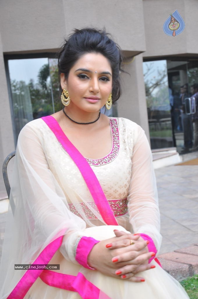 Ragini Dwivedi Hot Stills - 80 / 141 photos