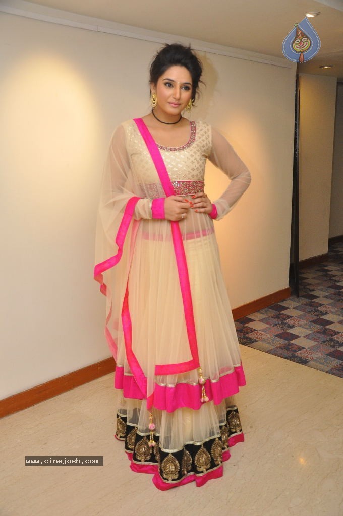 Ragini Dwivedi Hot Stills - 92 / 141 photos