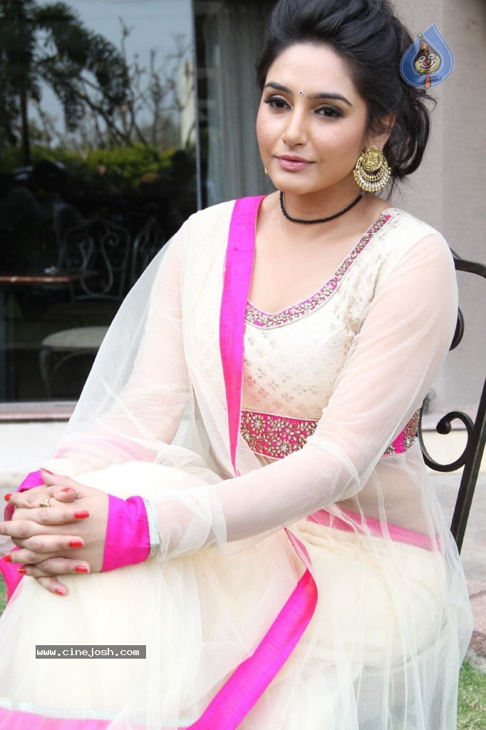 Ragini Dwivedi Hot Stills - 102 / 141 photos