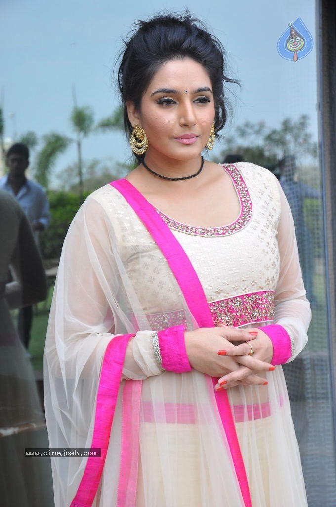 Ragini Dwivedi Hot Stills - 105 / 141 photos