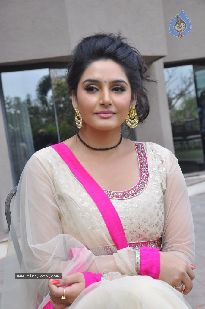 Ragini Dwivedi Hot Stills - 108 / 141 photos