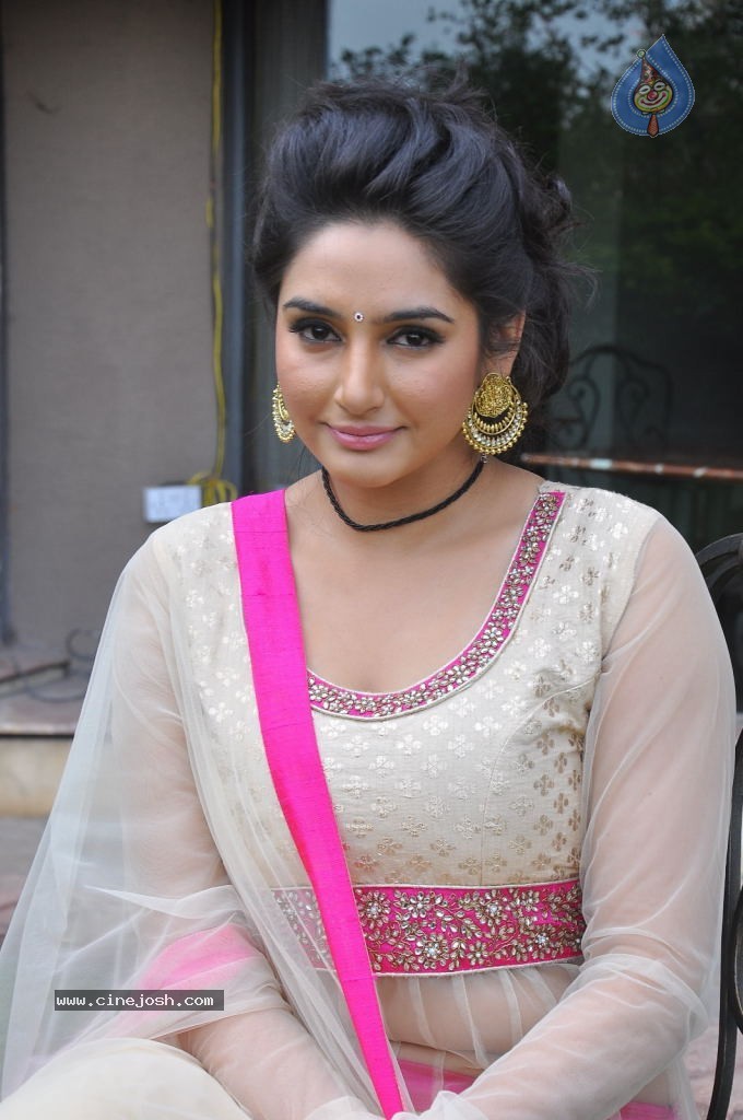 Ragini Dwivedi Hot Stills - 114 / 141 photos