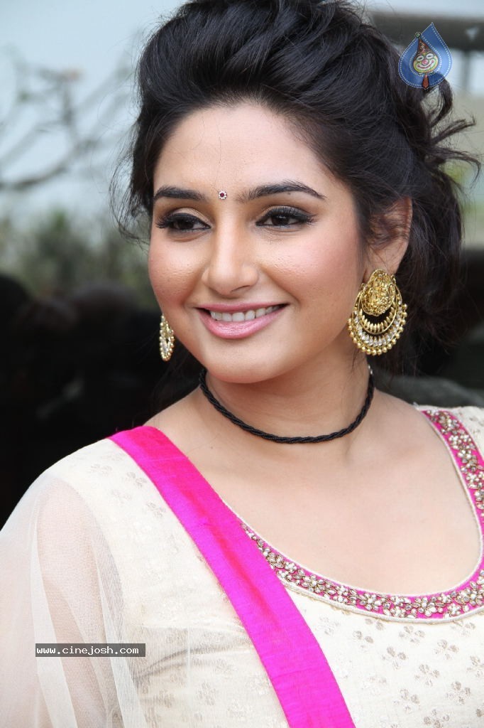 Ragini Dwivedi Hot Stills - 115 / 141 photos