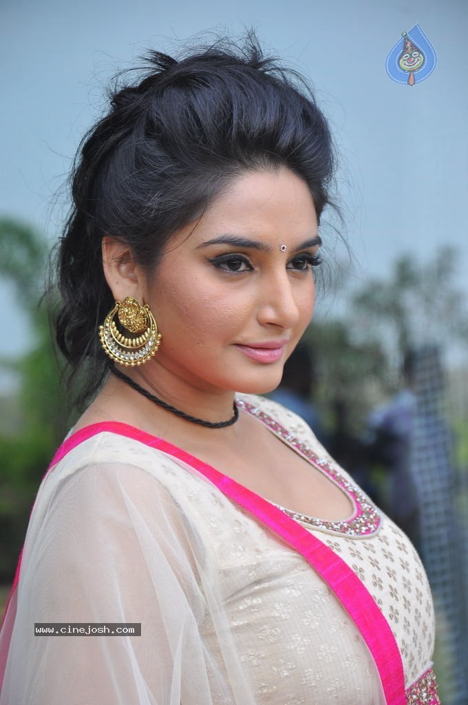 Ragini Dwivedi Hot Stills - 117 / 141 photos