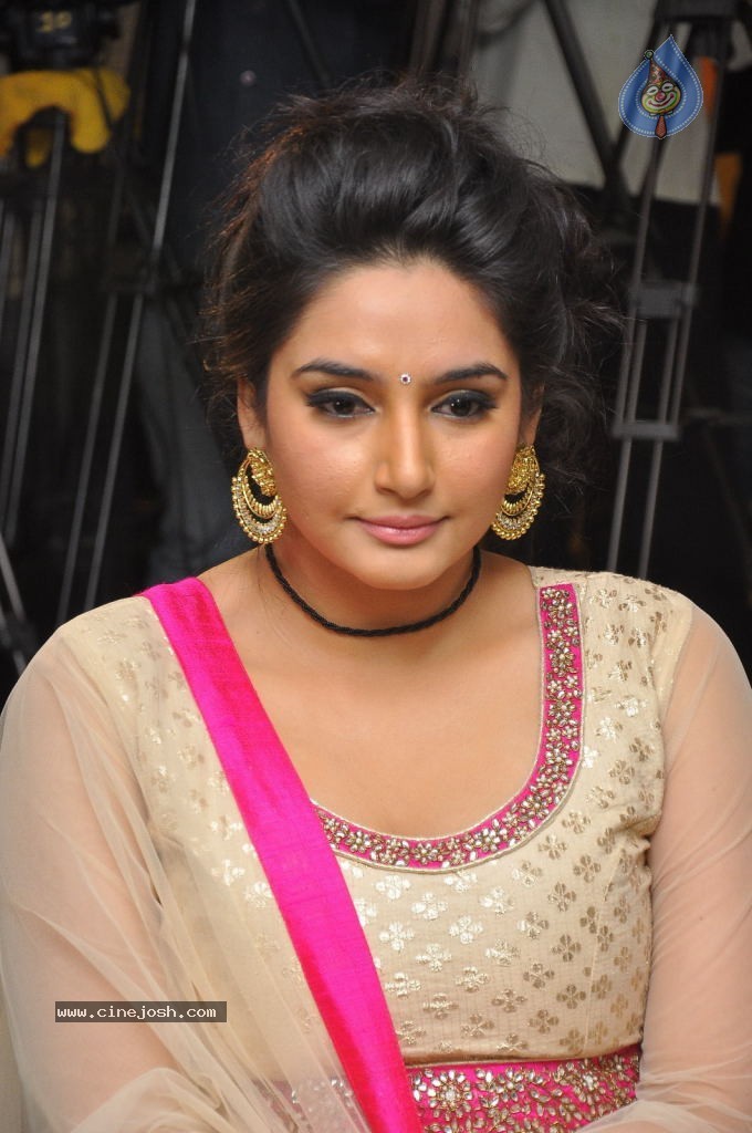 Ragini Dwivedi Hot Stills - 119 / 141 photos