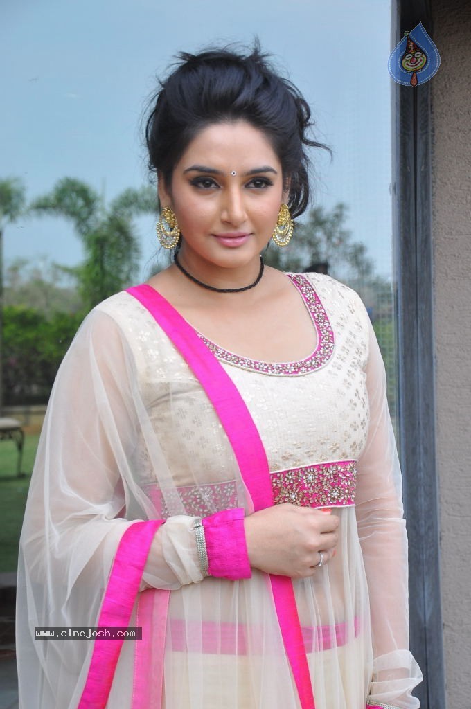 Ragini Dwivedi Hot Stills - 123 / 141 photos