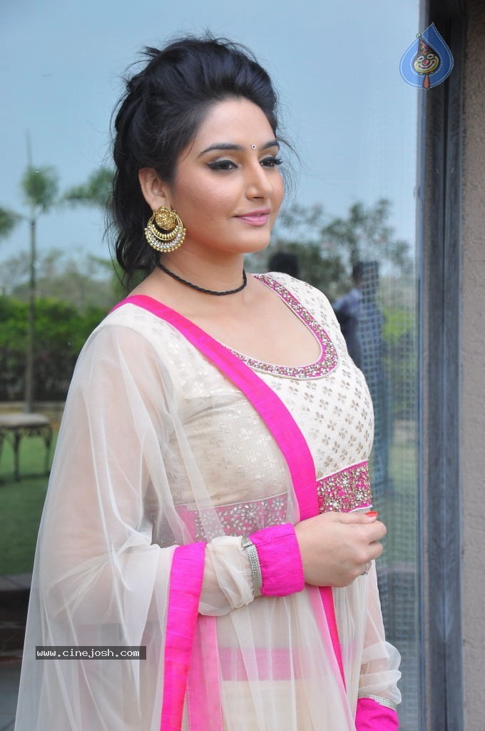 Ragini Dwivedi Hot Stills - 127 / 141 photos