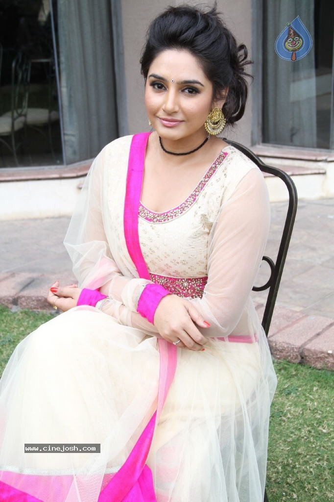 Ragini Dwivedi Hot Stills - 128 / 141 photos