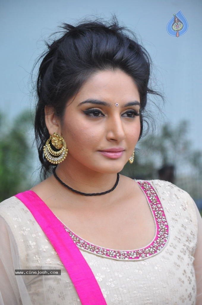 Ragini Dwivedi Hot Stills - 129 / 141 photos