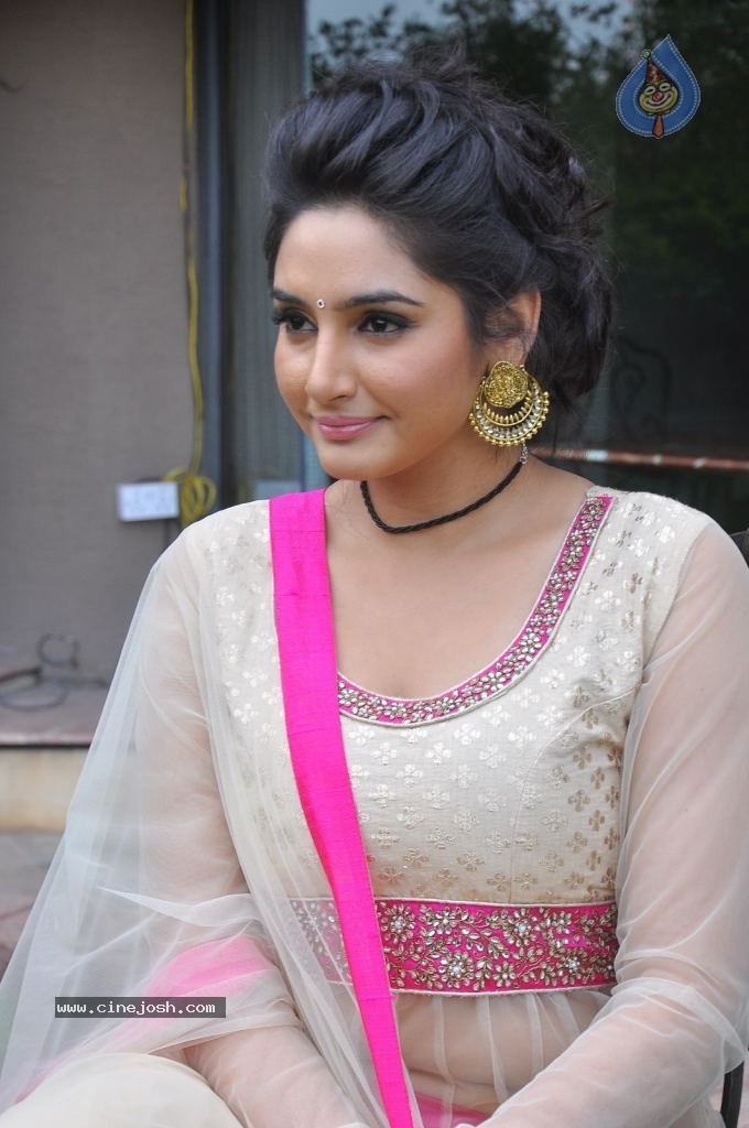 Ragini Dwivedi Hot Stills - 131 / 141 photos