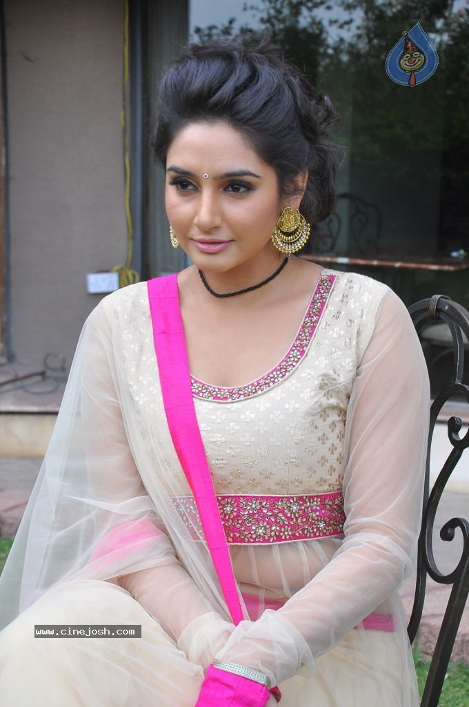 Ragini Dwivedi Hot Stills - 132 / 141 photos