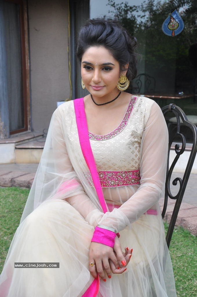 Ragini Dwivedi Hot Stills - 134 / 141 photos