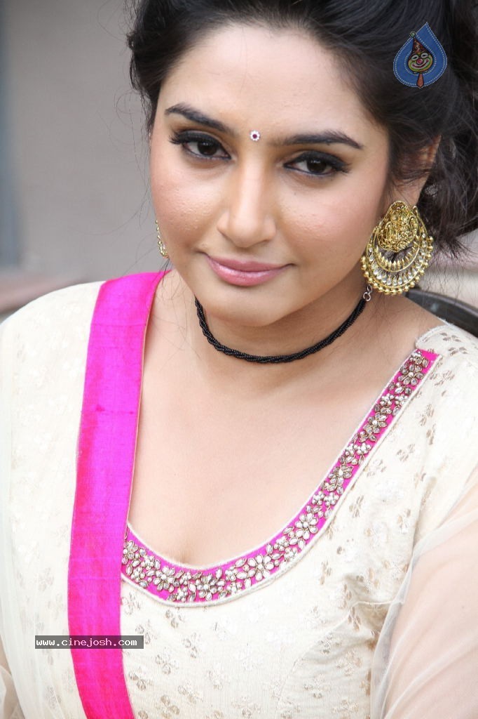 Ragini Dwivedi Hot Stills - 135 / 141 photos