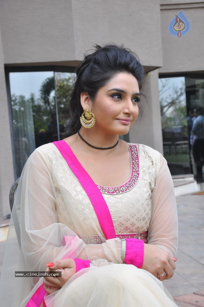 Ragini Dwivedi Hot Stills - 138 / 141 photos