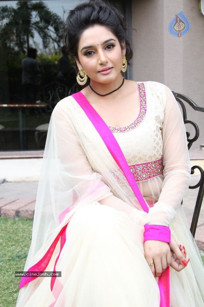 Ragini Dwivedi Hot Stills - 139 / 141 photos