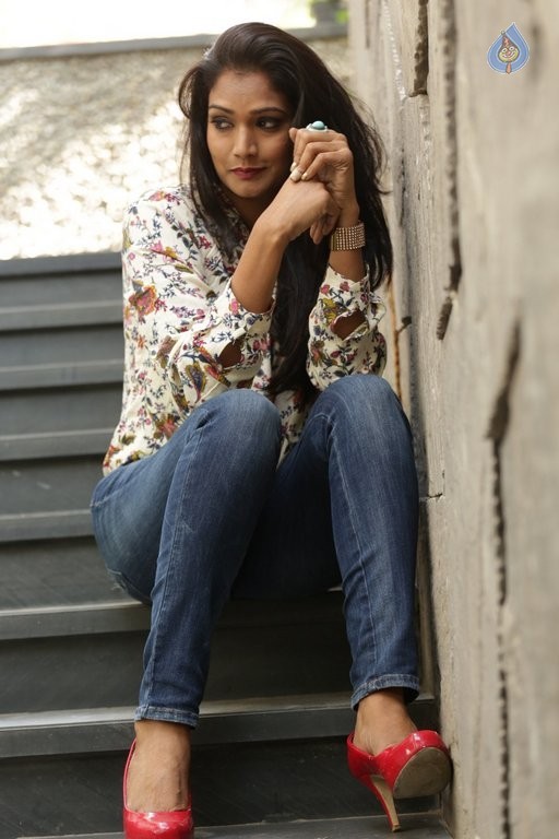 Ramya New Pics - 28 / 40 photos