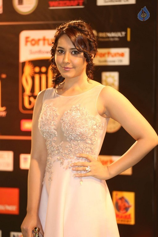 Rashi Khanna Gallery - 5 / 25 photos