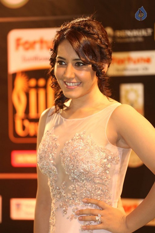 Rashi Khanna Gallery - 21 / 25 photos