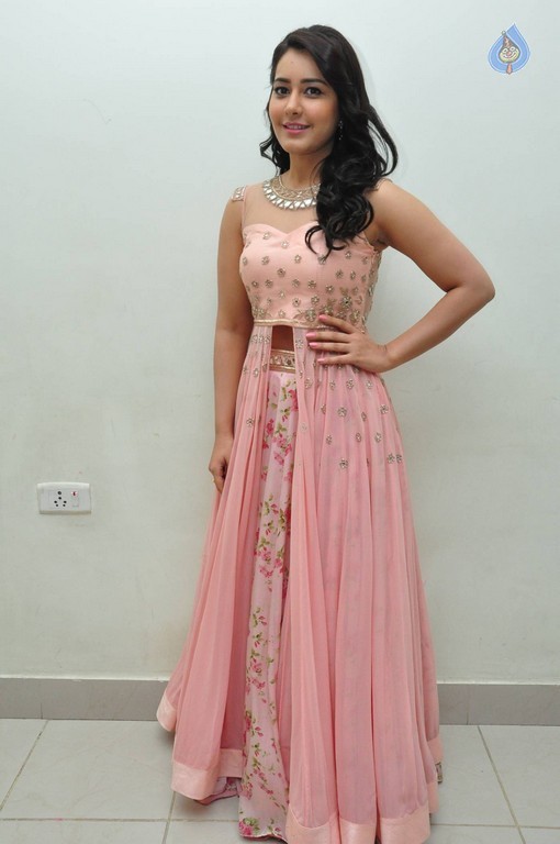 Rashi Khanna Images - 17 / 34 photos