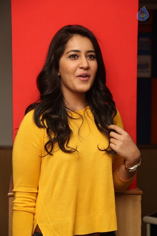 Rashi Khanna Pics - 11 / 26 photos