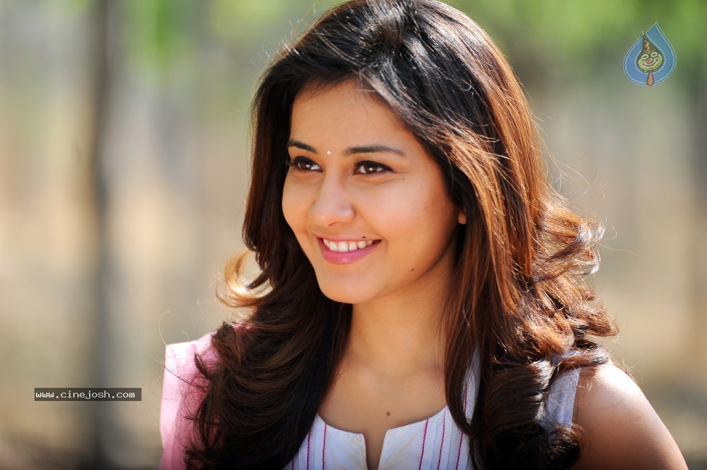 Rashi Khanna Stills - 10 / 23 photos