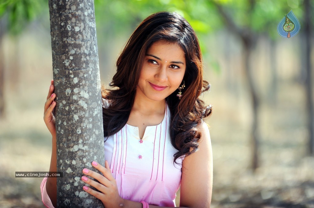 Rashi Khanna Stills - 16 / 23 photos