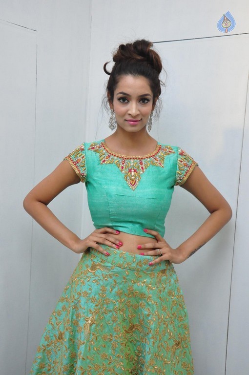 Rashmi Thakur Gallery - 1 / 28 photos