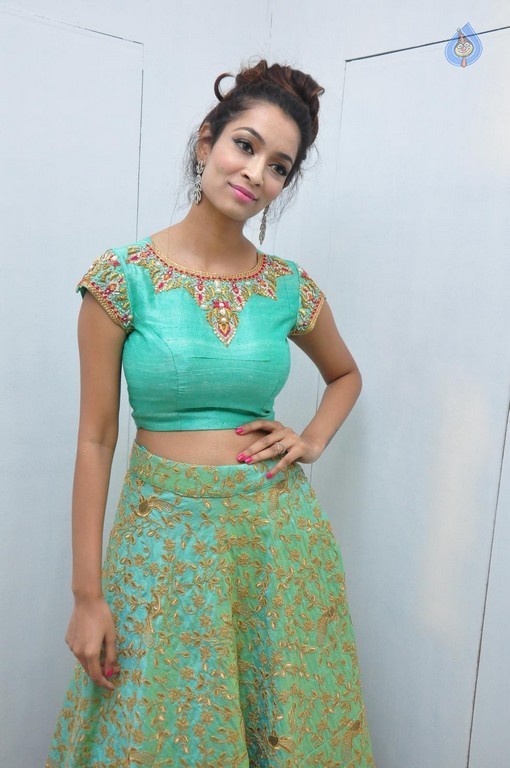 Rashmi Thakur Gallery - 2 / 28 photos