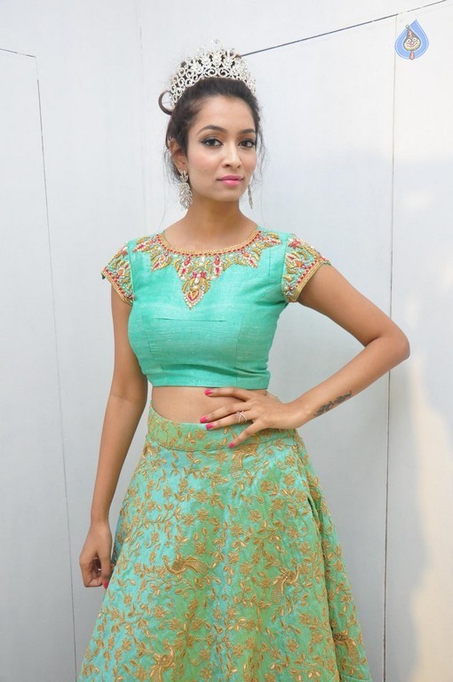 Rashmi Thakur Gallery - 4 / 28 photos