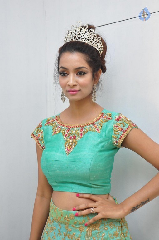 Rashmi Thakur Gallery - 6 / 28 photos