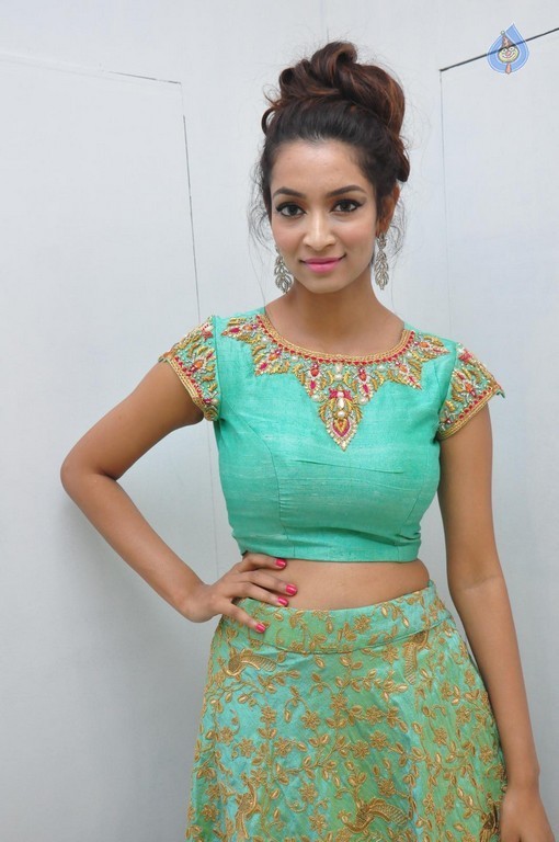 Rashmi Thakur Gallery - 7 / 28 photos