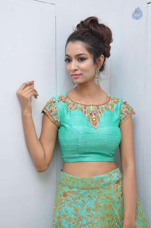 Rashmi Thakur Gallery - 12 / 28 photos