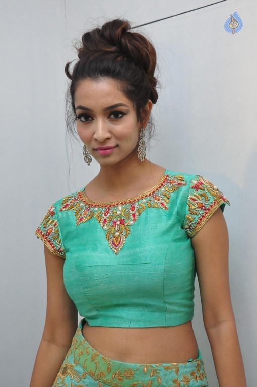 Rashmi Thakur Gallery - 13 / 28 photos