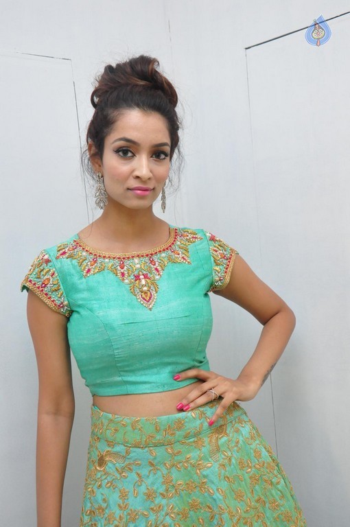 Rashmi Thakur Gallery - 16 / 28 photos