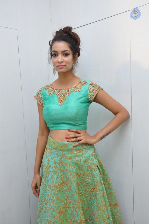 Rashmi Thakur Gallery - 18 / 28 photos