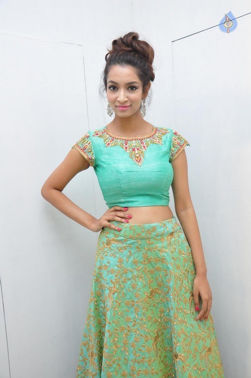 Rashmi Thakur Gallery - 21 / 28 photos