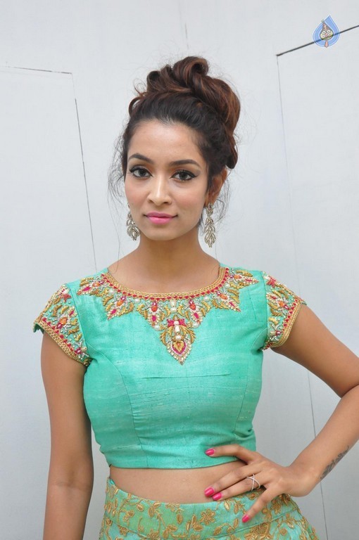 Rashmi Thakur Gallery - 22 / 28 photos