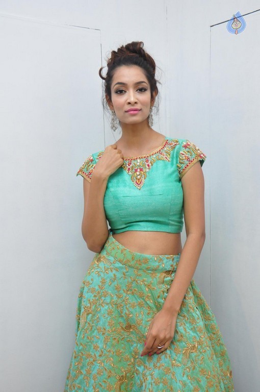 Rashmi Thakur Gallery - 27 / 28 photos